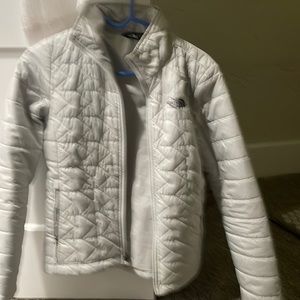 North face cream color light jacket! Looks new